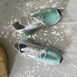 EUC Nike women’s sneakers